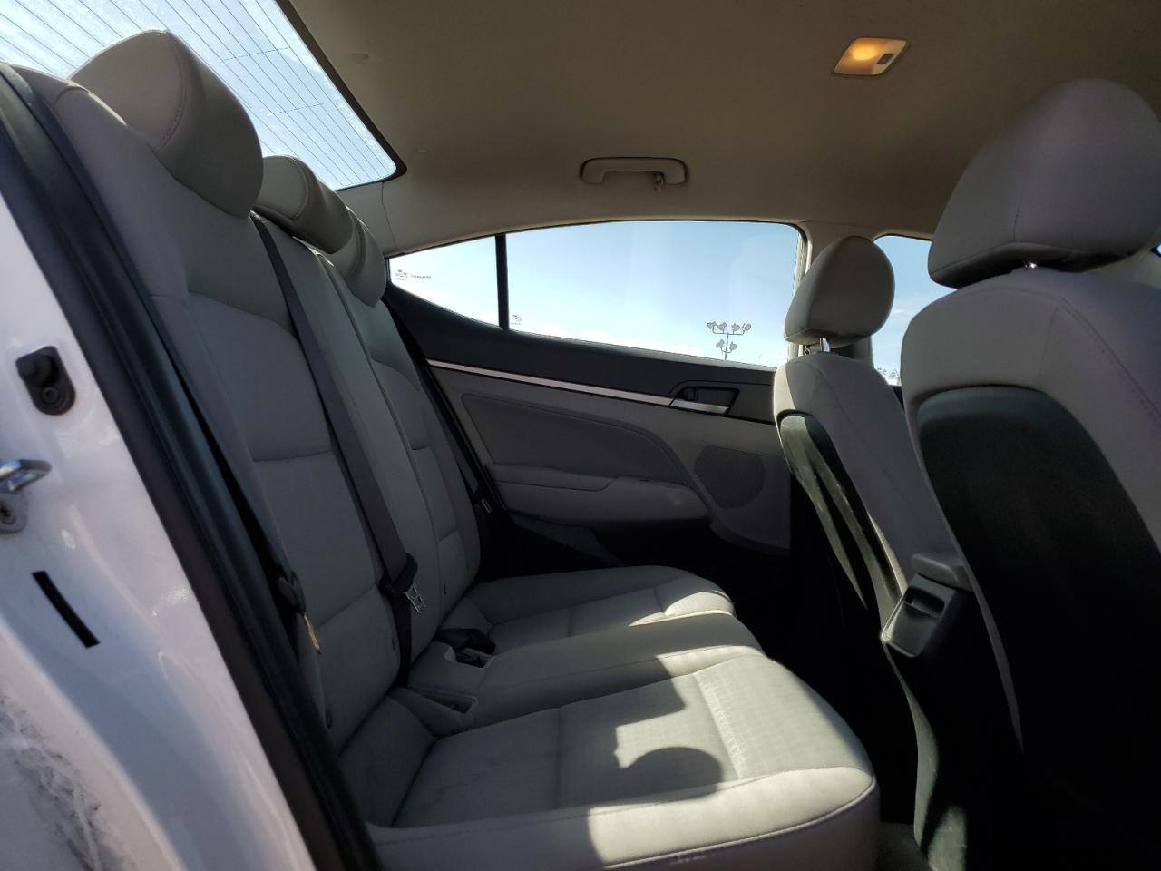 2017 Hyundai Elantra - Image 10