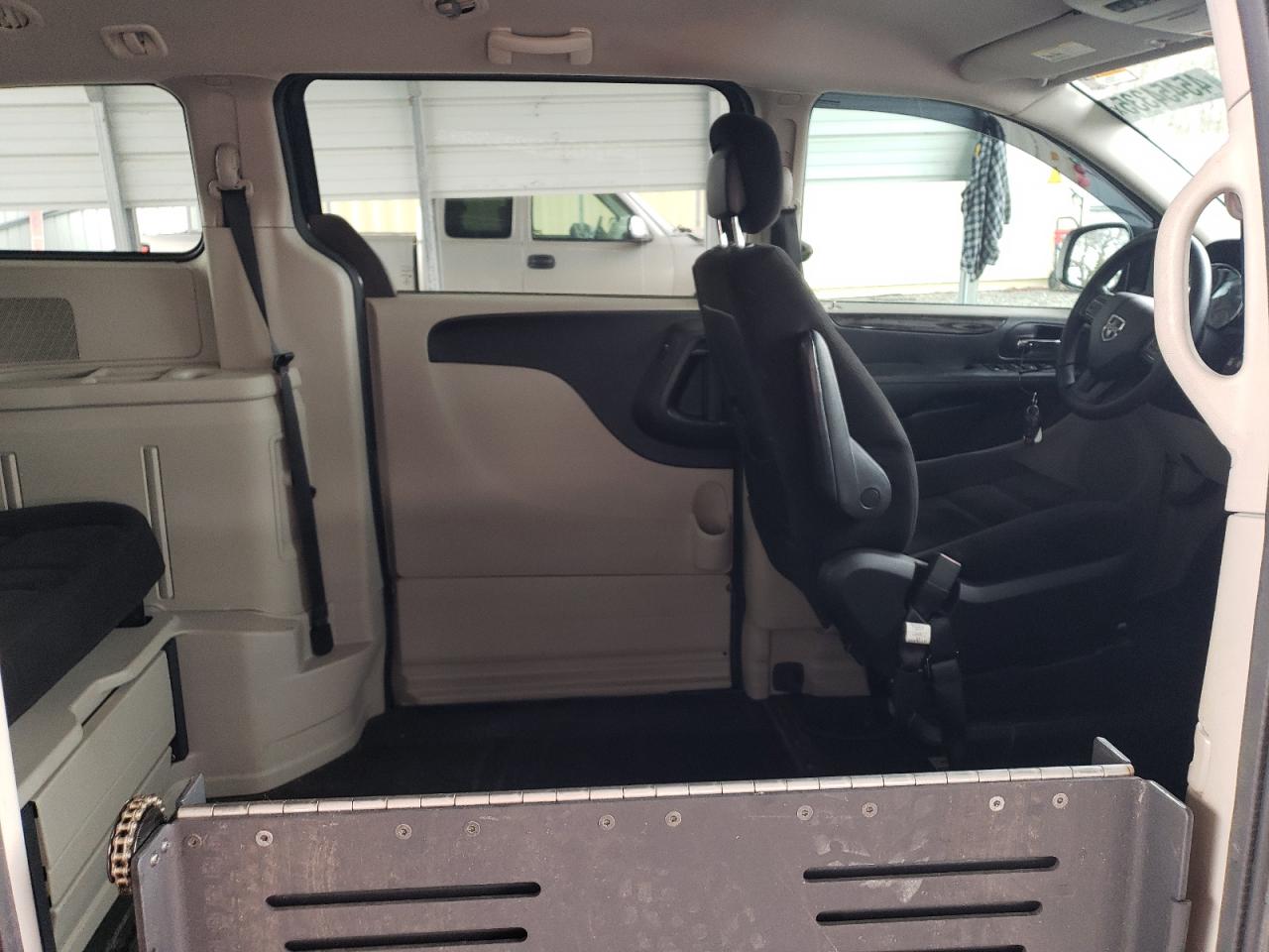 2014 Dodge Caravan - Image 11