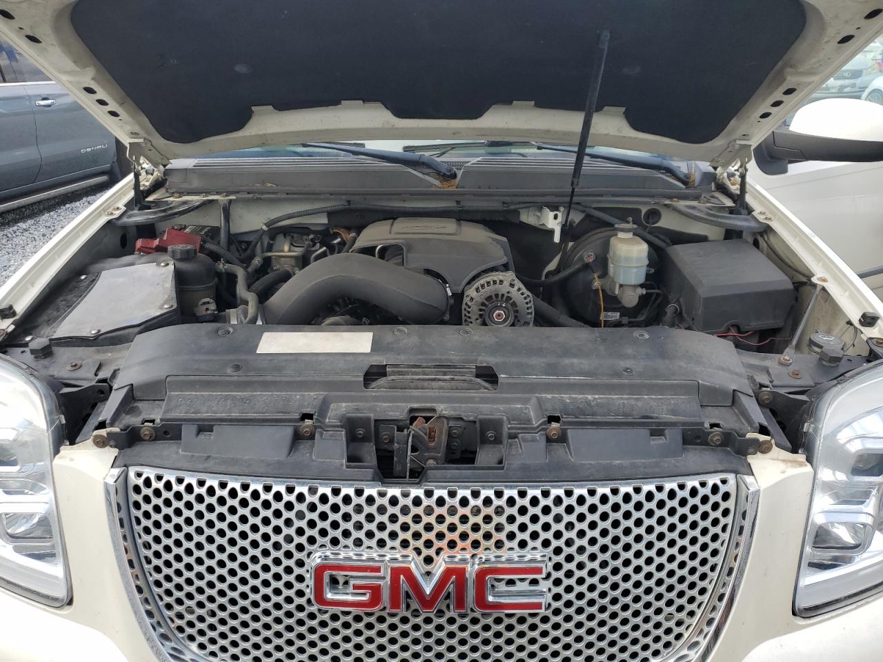 2010 GMC Yukon - Image 12