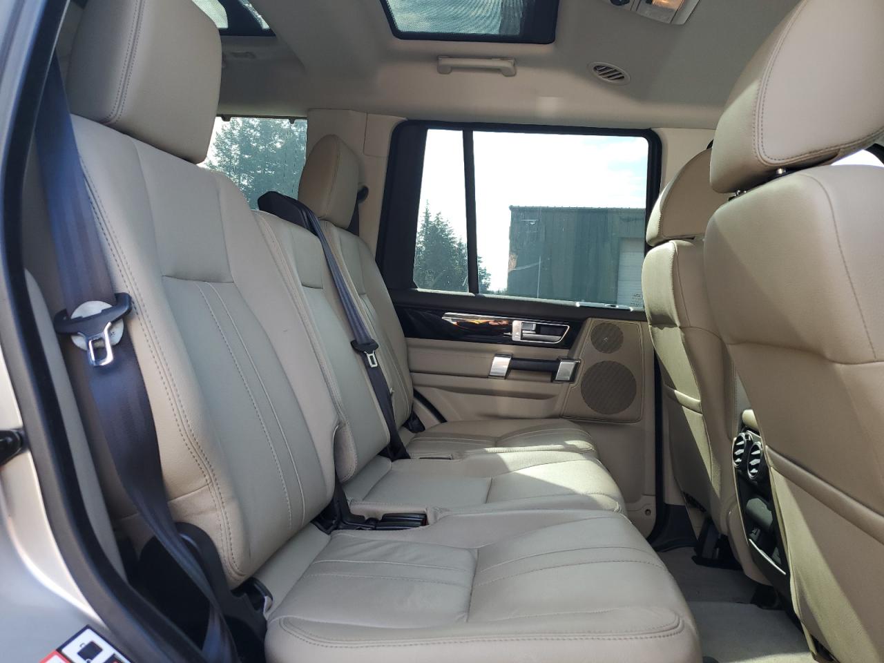2016 Land Rover LR4 - Image 11