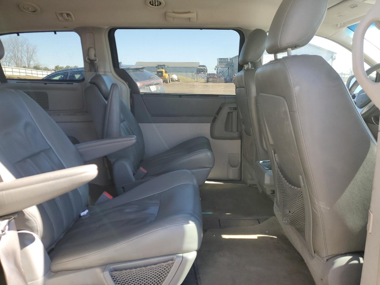 2009 Chrysler Town & Country - Image 11