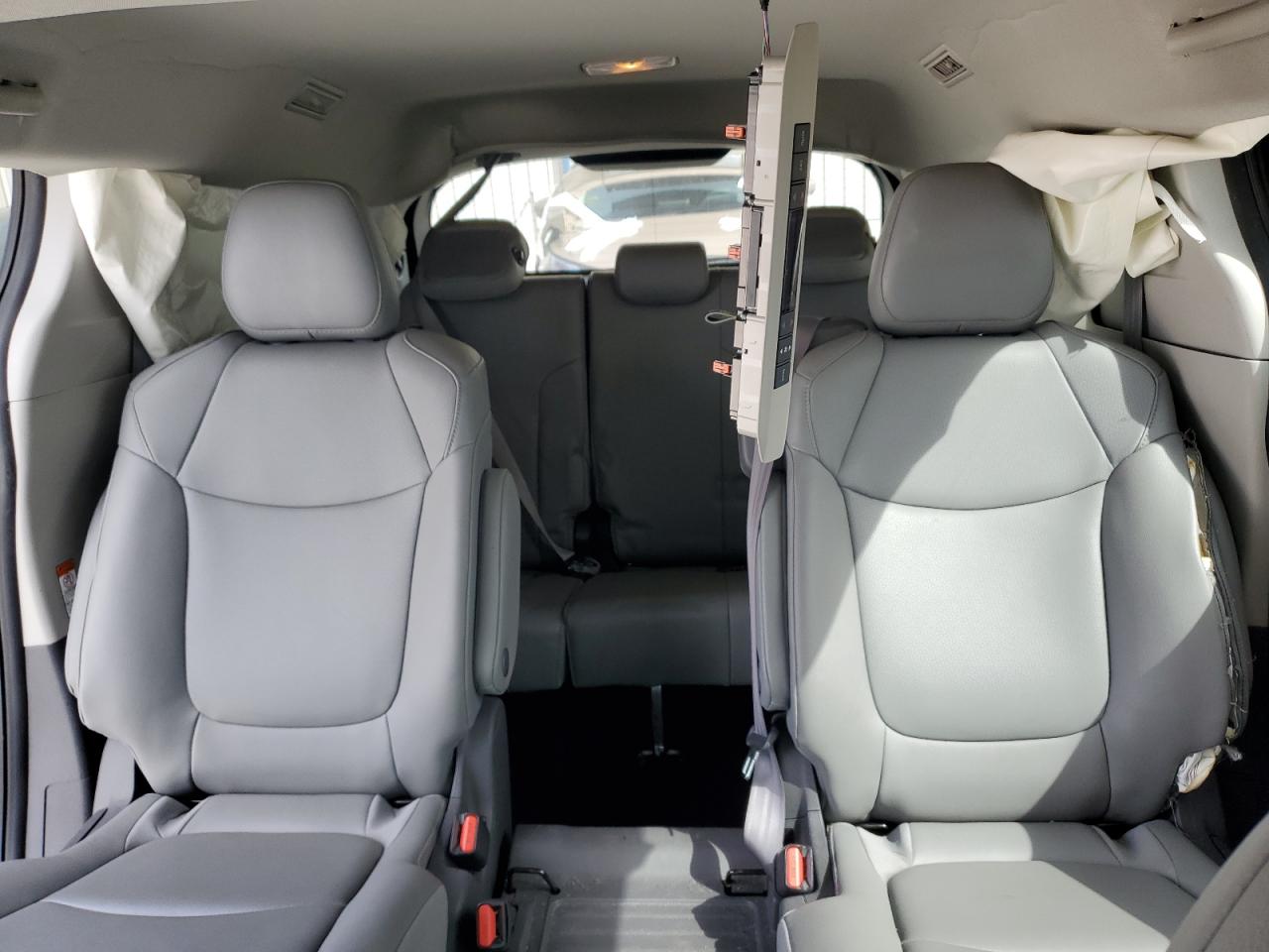 2021 Toyota Sienna - Image 10