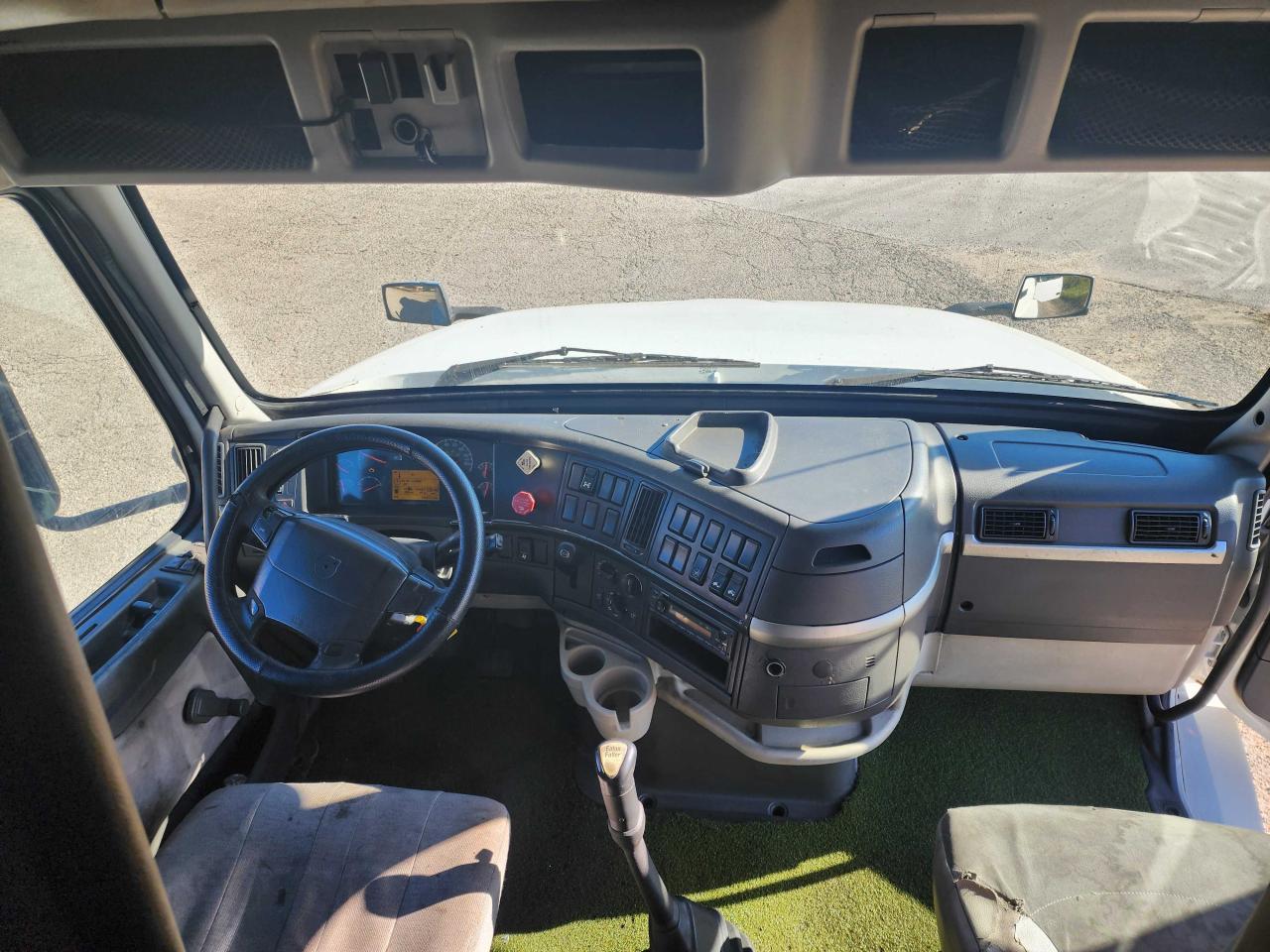 VIN: 4V4NC9EH9CN540815 Auction: COPART Lot: 48098855 Location: KY - LOUISVILLE VIN: 4V4NC9EH9CN540815 VOLVO VN 2012 WHITE Photo 9
