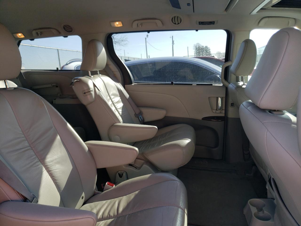 2011 Toyota Sienna - Image 11