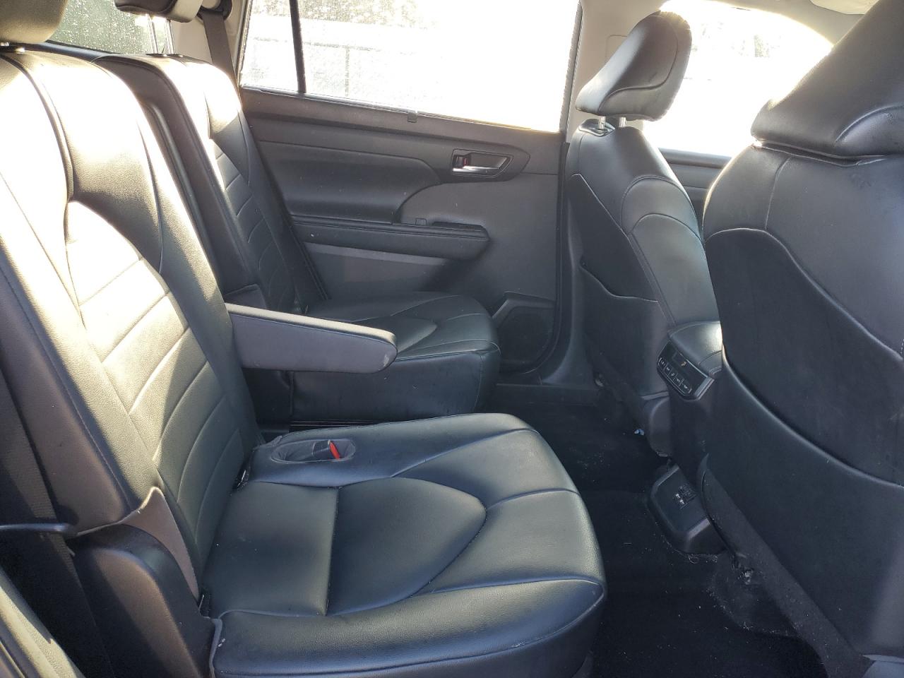 2021 Toyota Highlander - Image 10