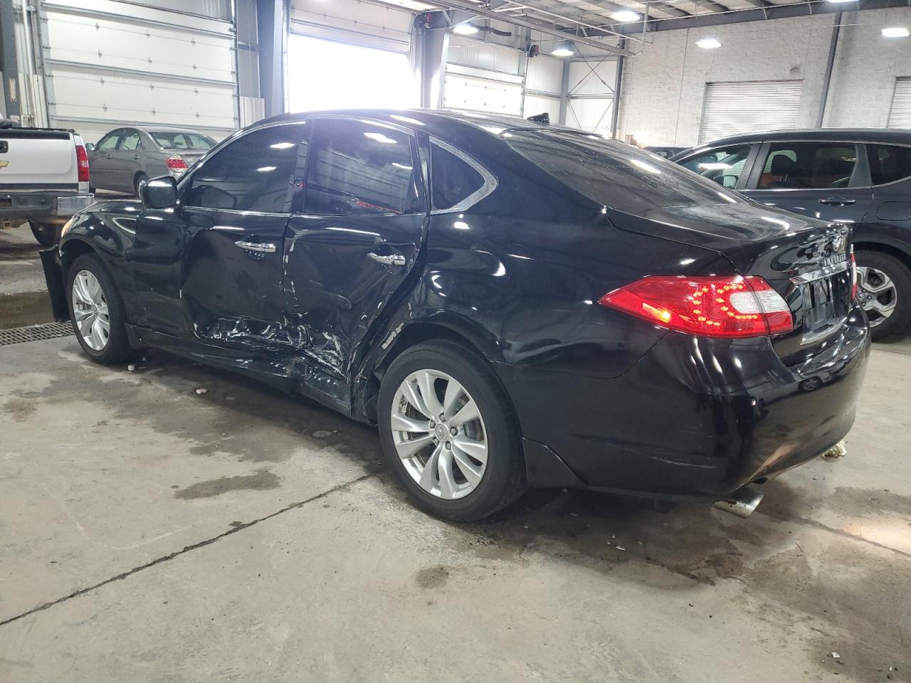 2011 Infiniti M - Image 2
