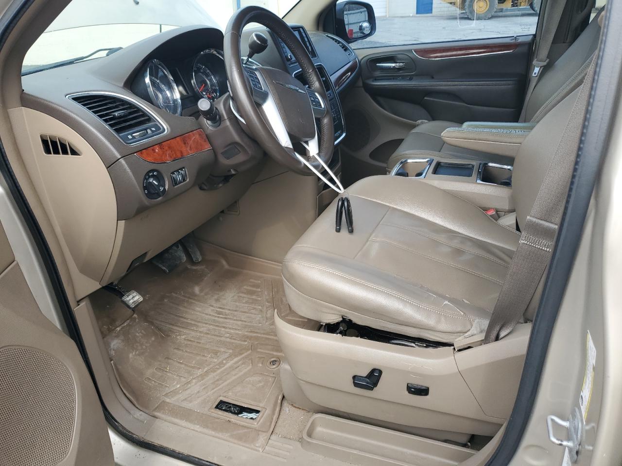 2013 Chrysler Town & Country - Image 7