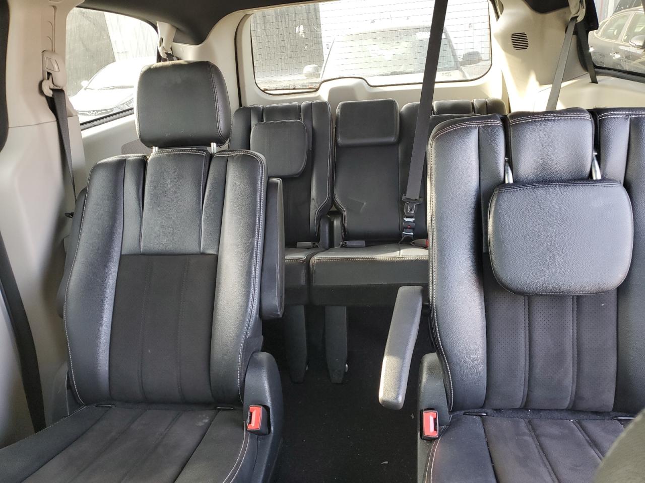 2019 Dodge Caravan - Image 10