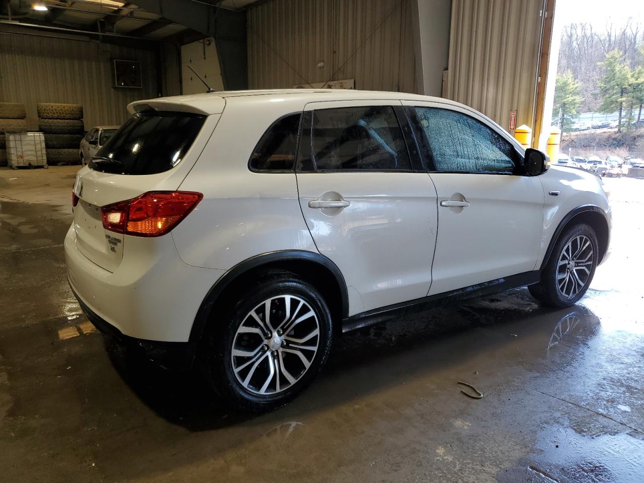 2016 Mitsubishi Outlander - Image 3