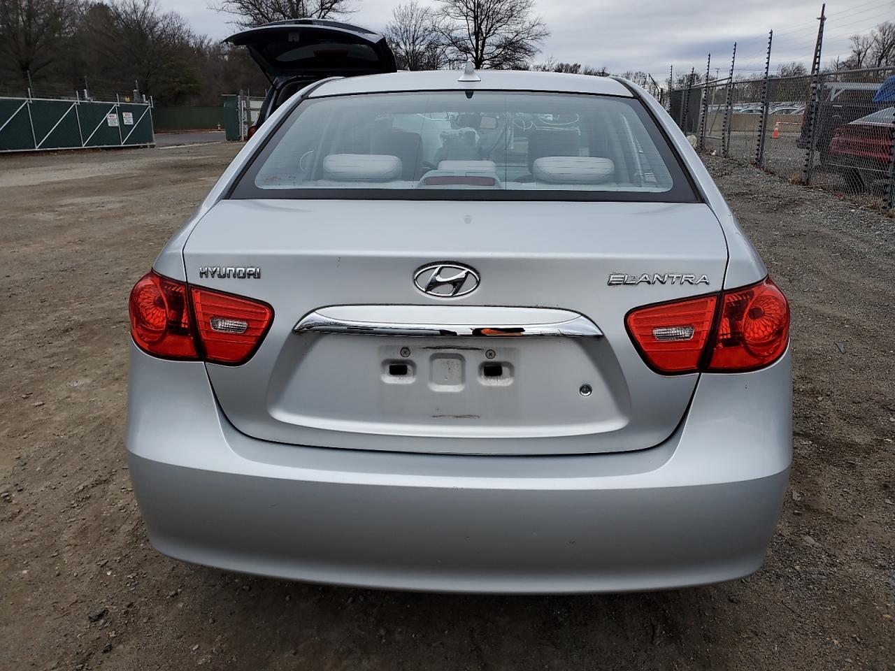 2010 Hyundai Elantra - Image 6