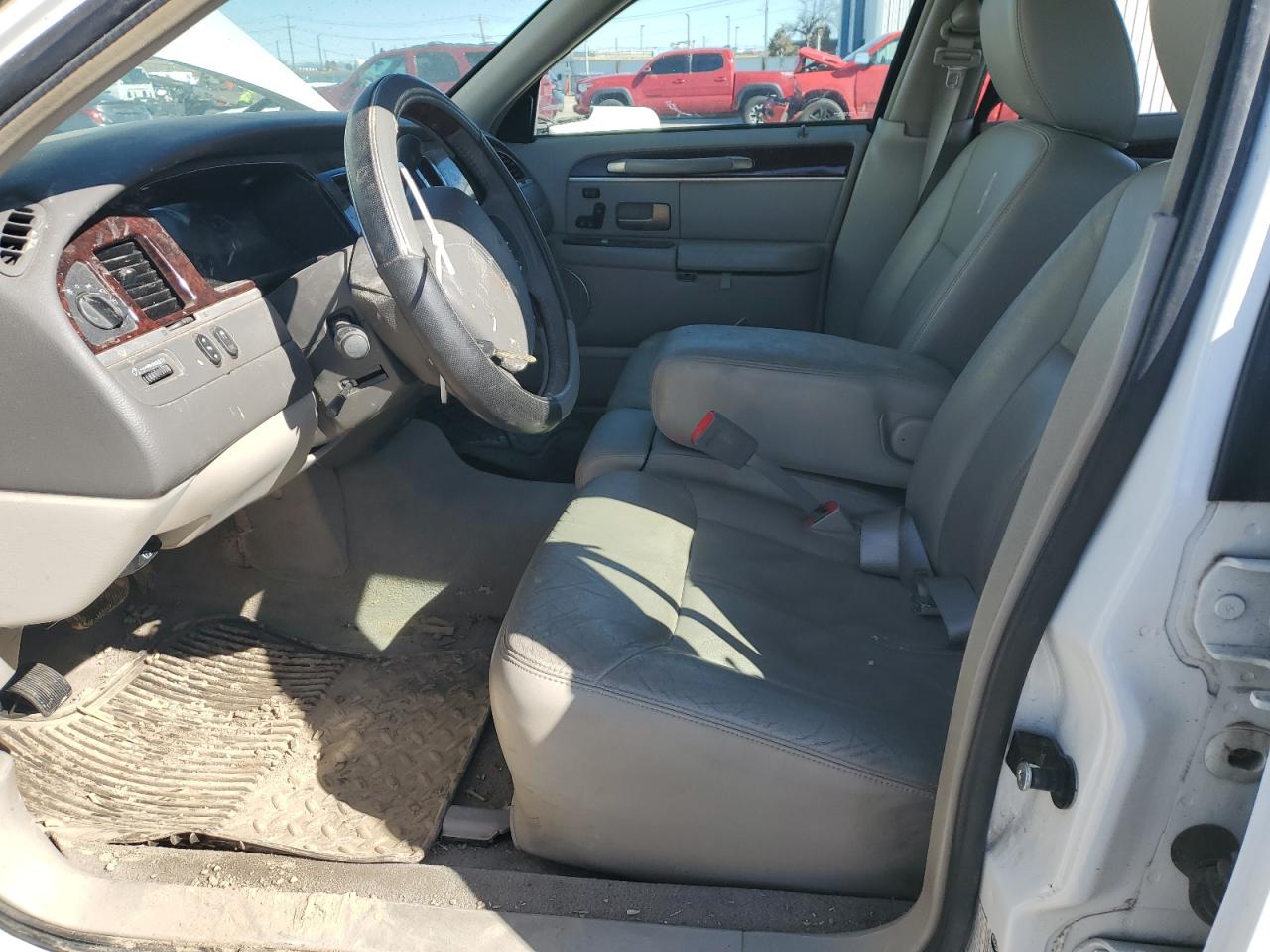 2011 Lincoln Town Car - Image 7