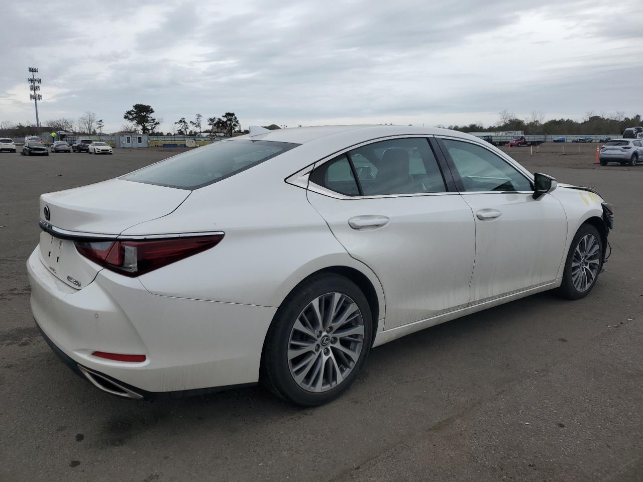 2019 Lexus ES - Image 3