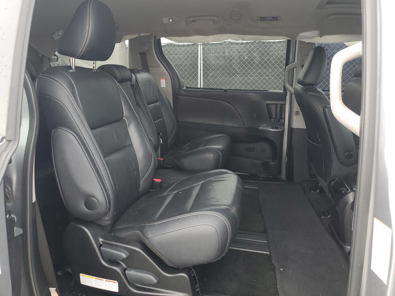 2017 Toyota Sienna - Image 11