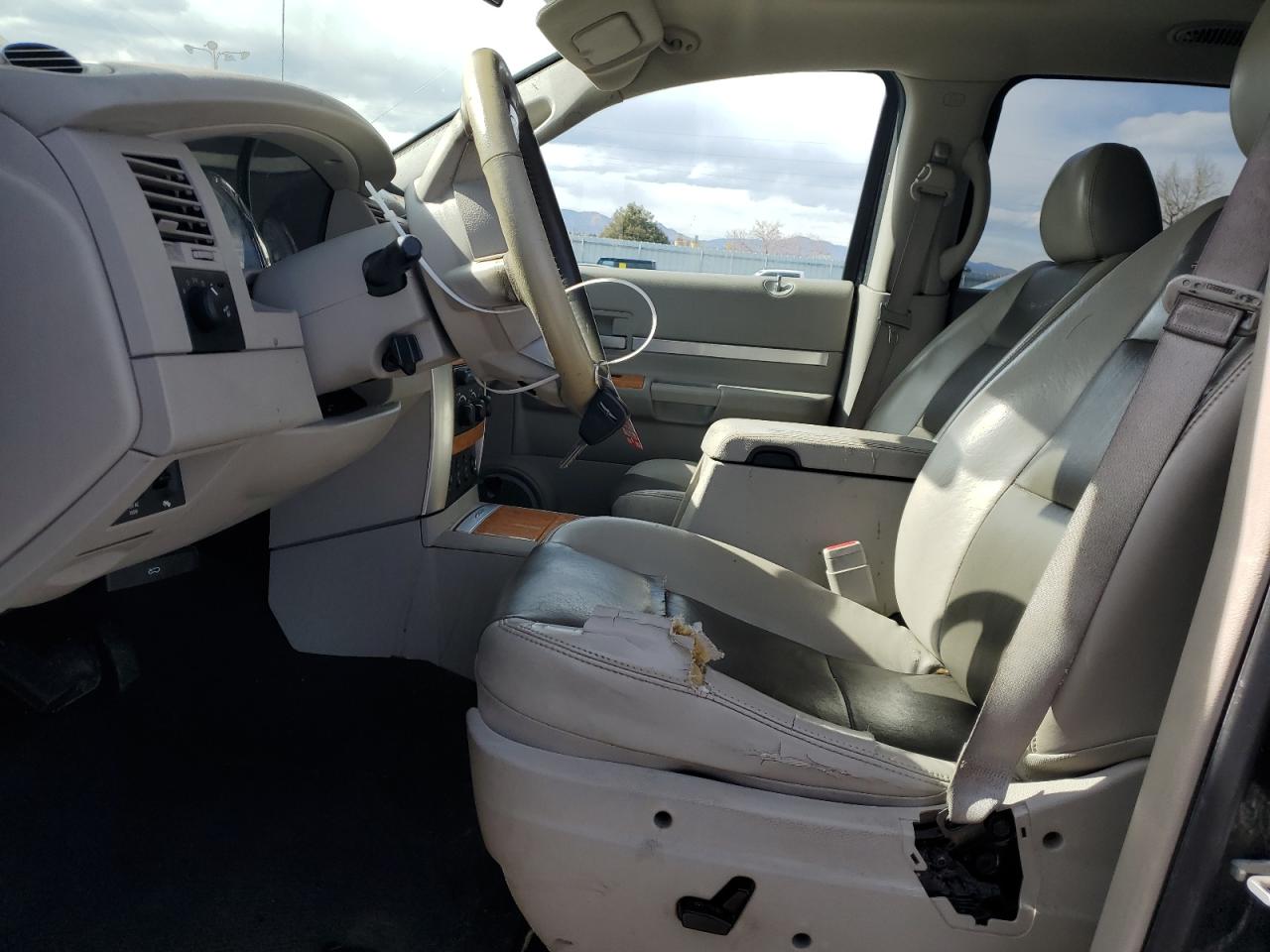 2008 Chrysler Aspen - Image 7