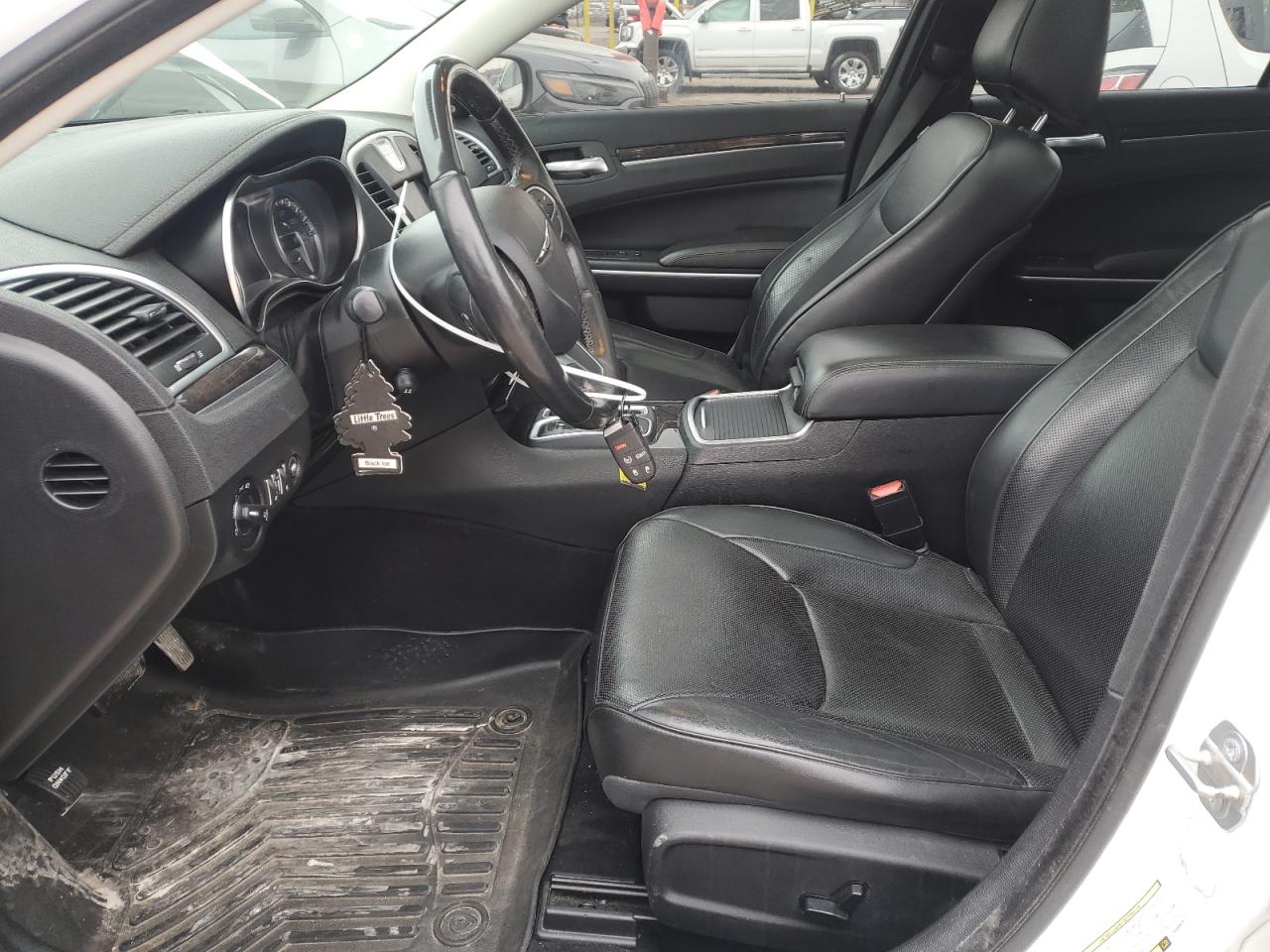 2019 Chrysler 300 - Image 7