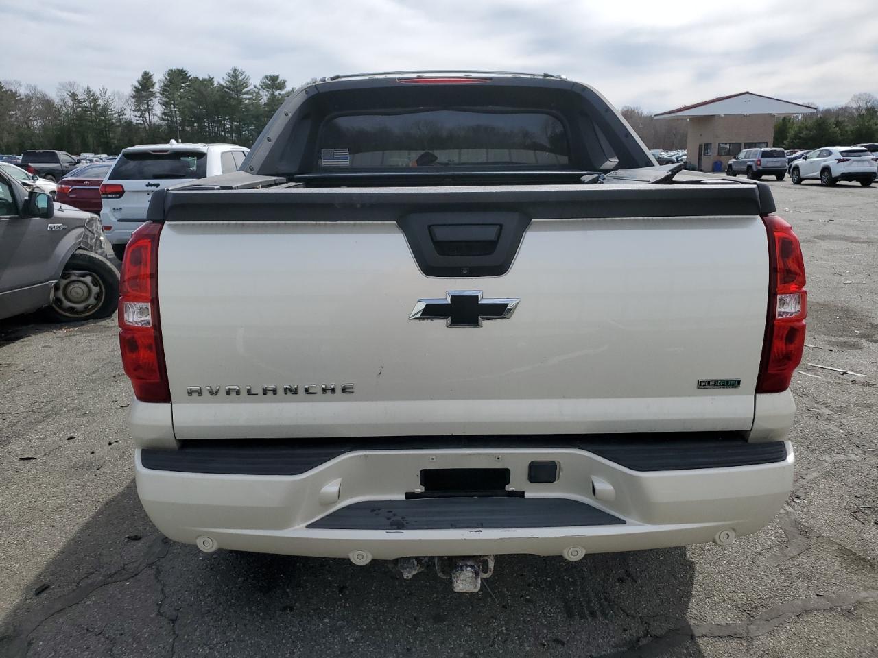 2011 Chevrolet Avalanche - Image 6