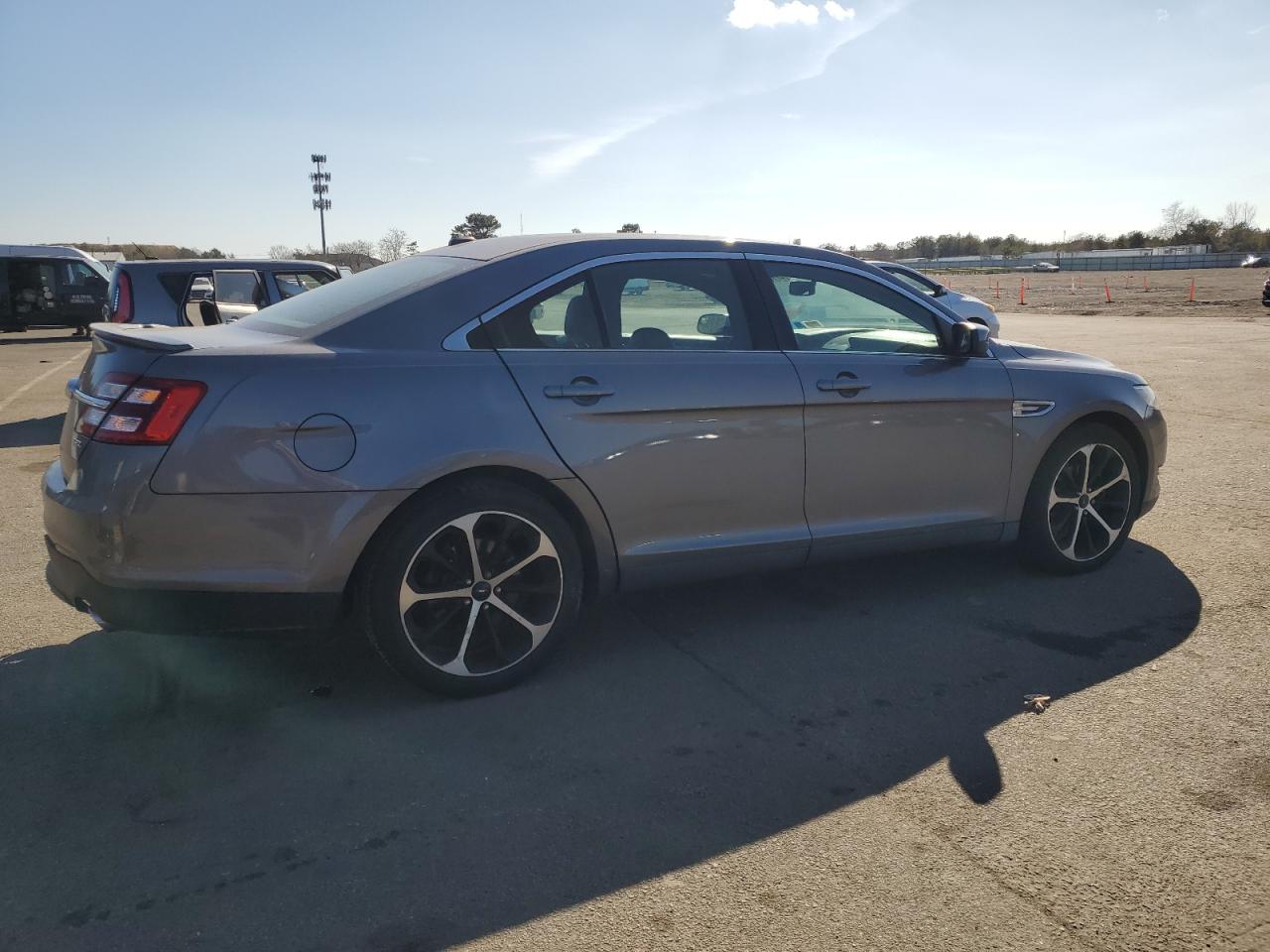 2014 Ford Taurus - Image 3
