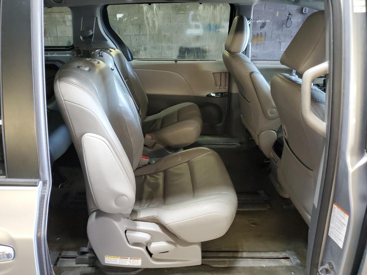 2015 Toyota Sienna - Image 11