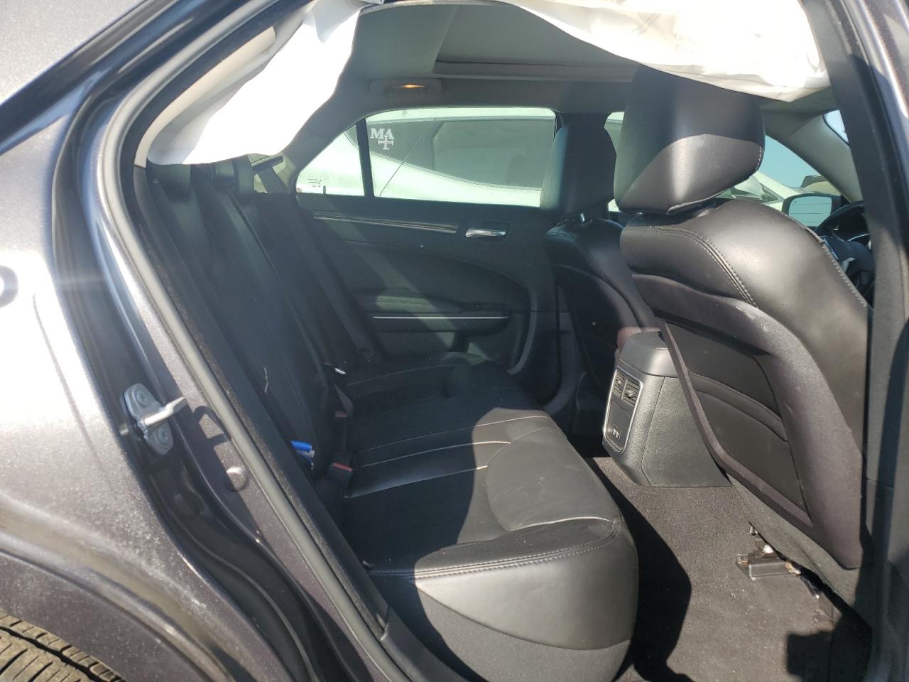 2019 Chrysler 300 - Image 10