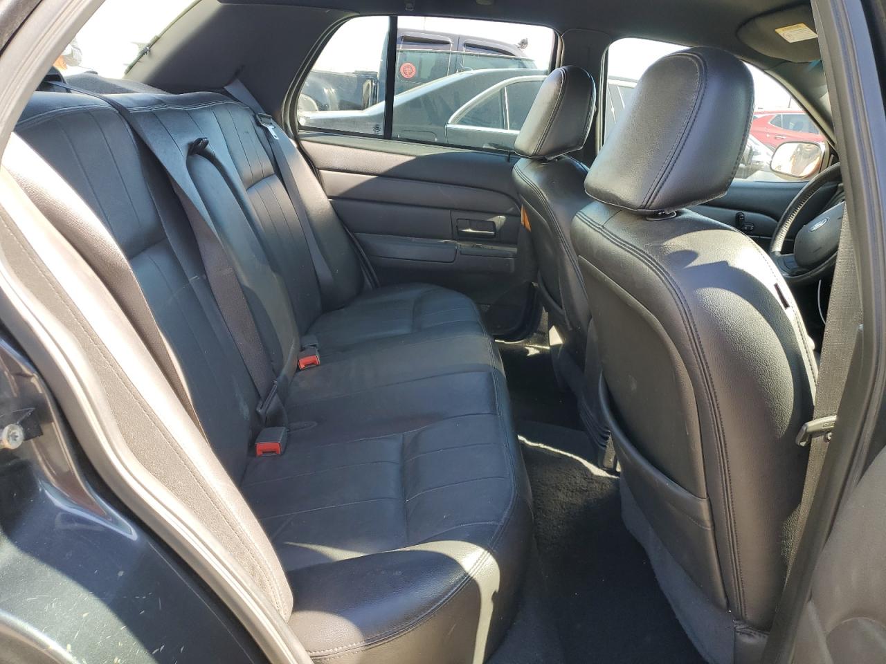 2005 Ford Crown Victoria - Image 10