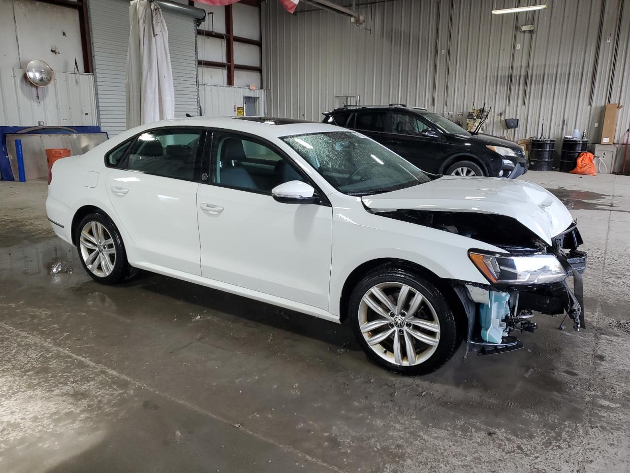2019 Volkswagen Passat - Image 4
