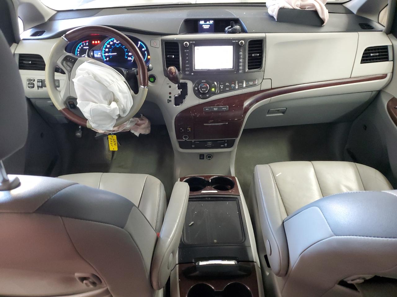 2013 Toyota Sienna - Image 8