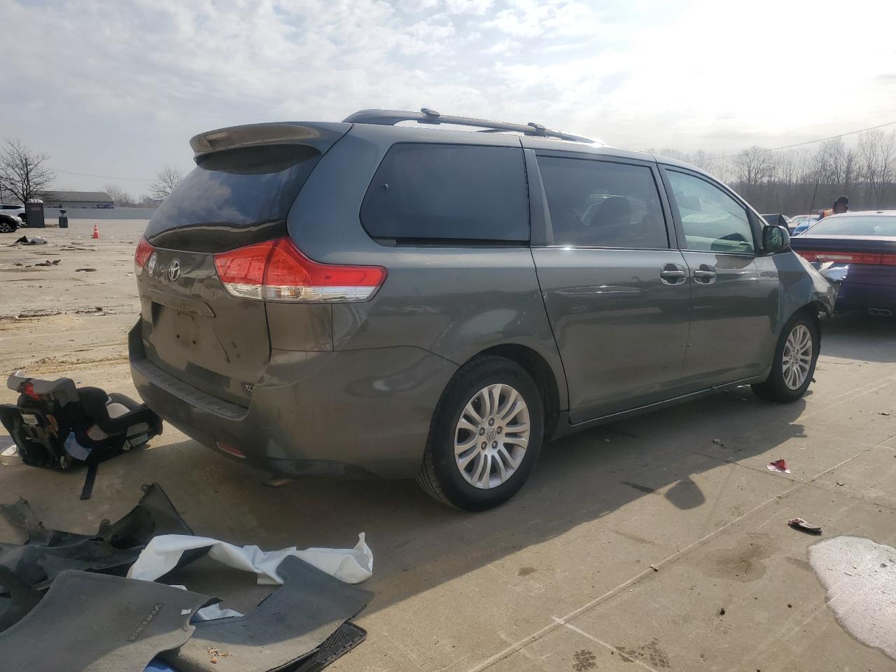 2011 Toyota Sienna - Image 3