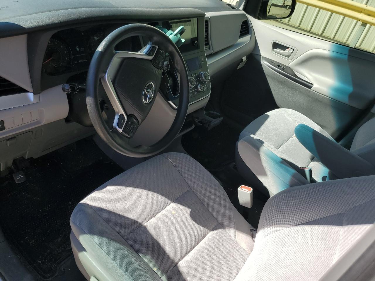 2017 Toyota Sienna - Image 8