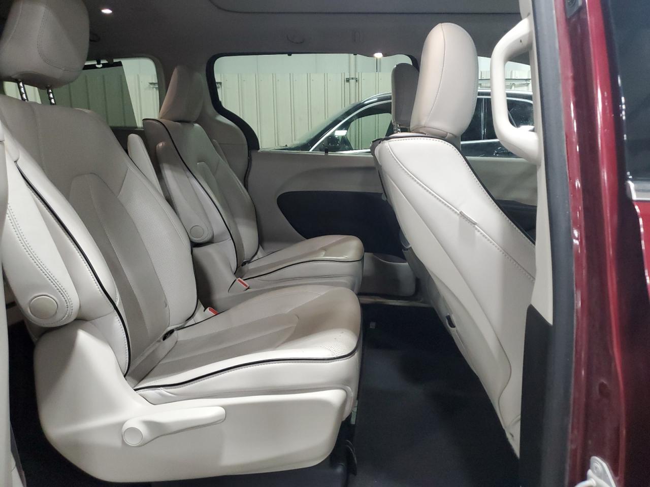 2017 Chrysler Pacifica - Image 11