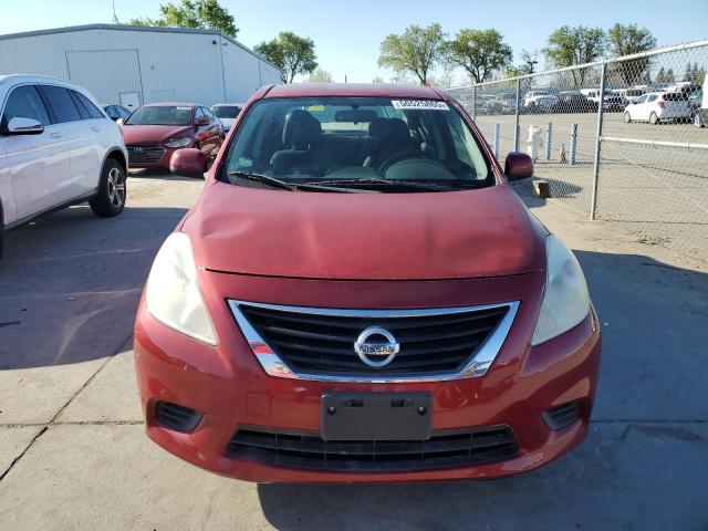Седани NISSAN VERSA 2013 Червоний
