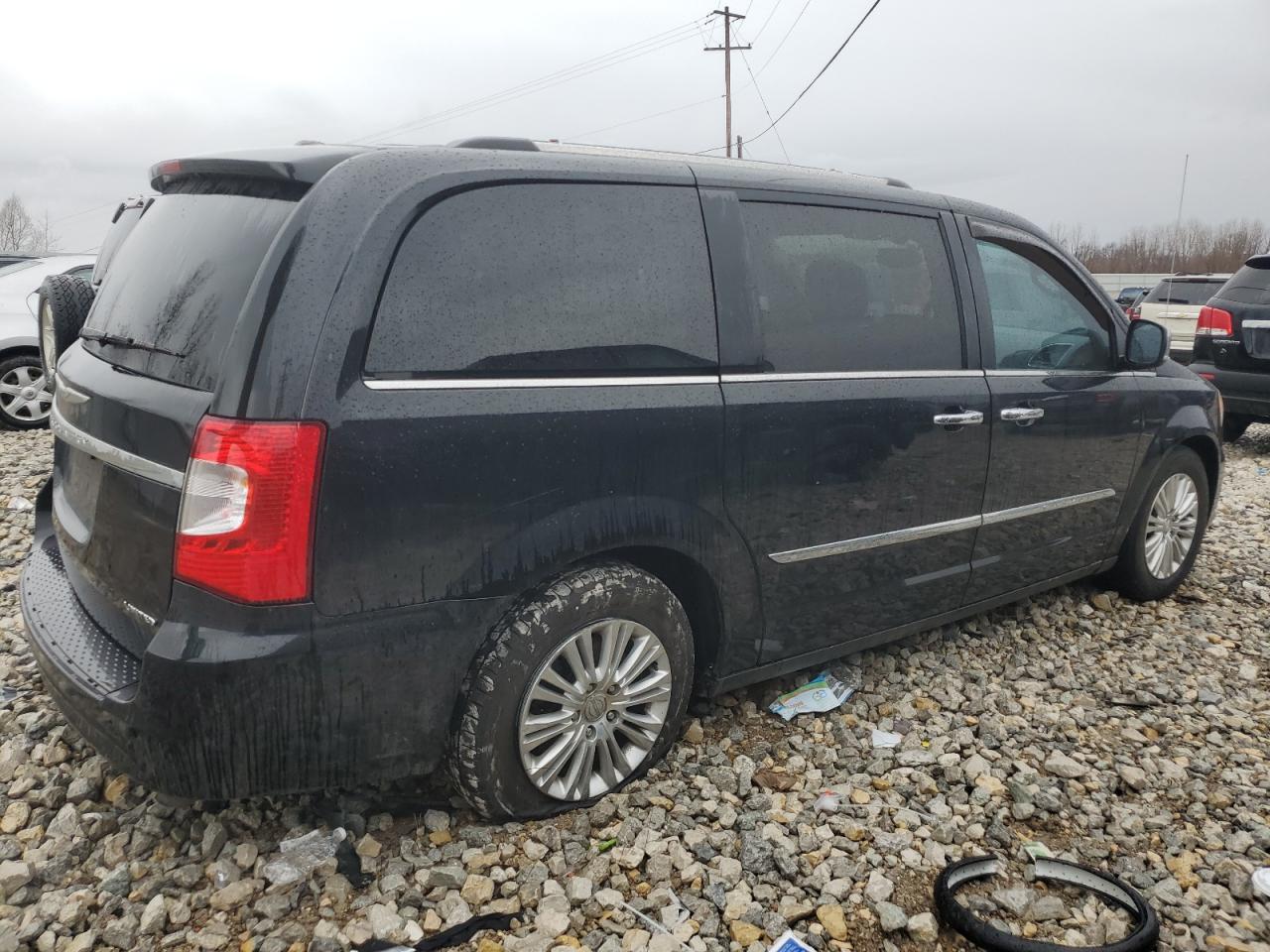 2014 Chrysler Town & Country - Image 3