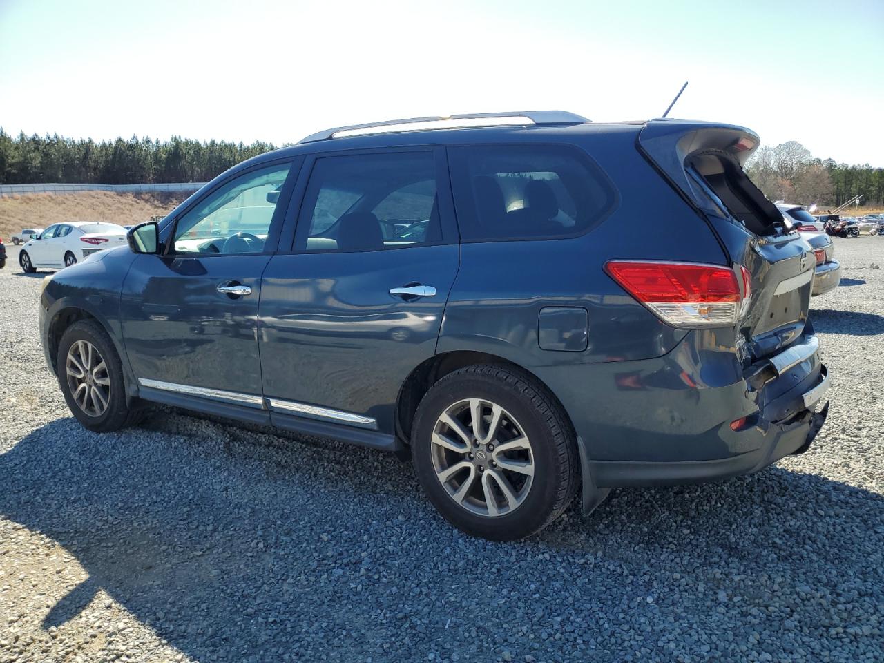 2015 Nissan Pathfinder - Image 2