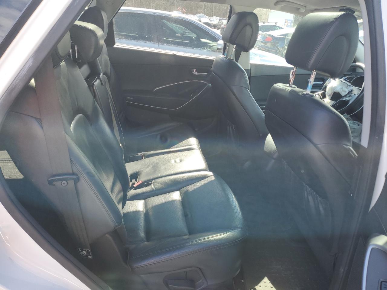 2016 Hyundai Santa Fe - Image 11