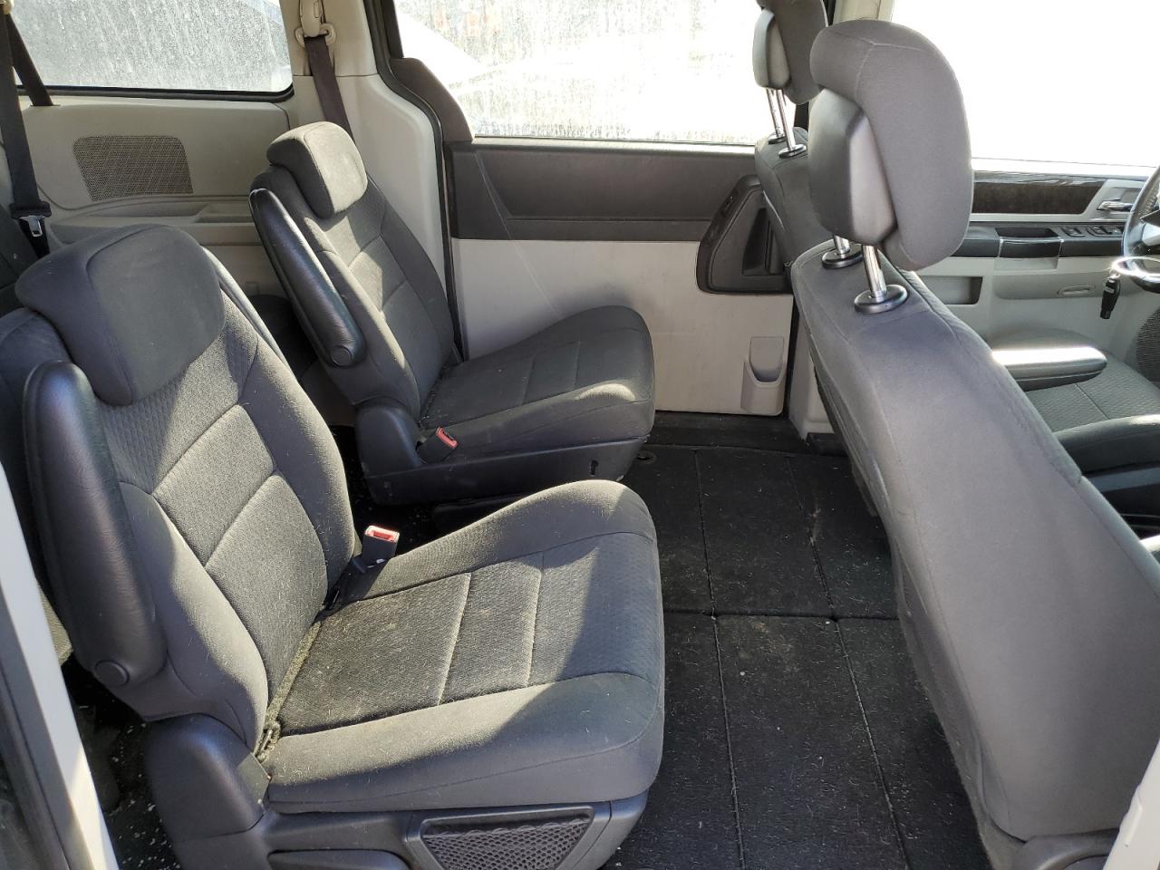 2010 Dodge Caravan - Image 11