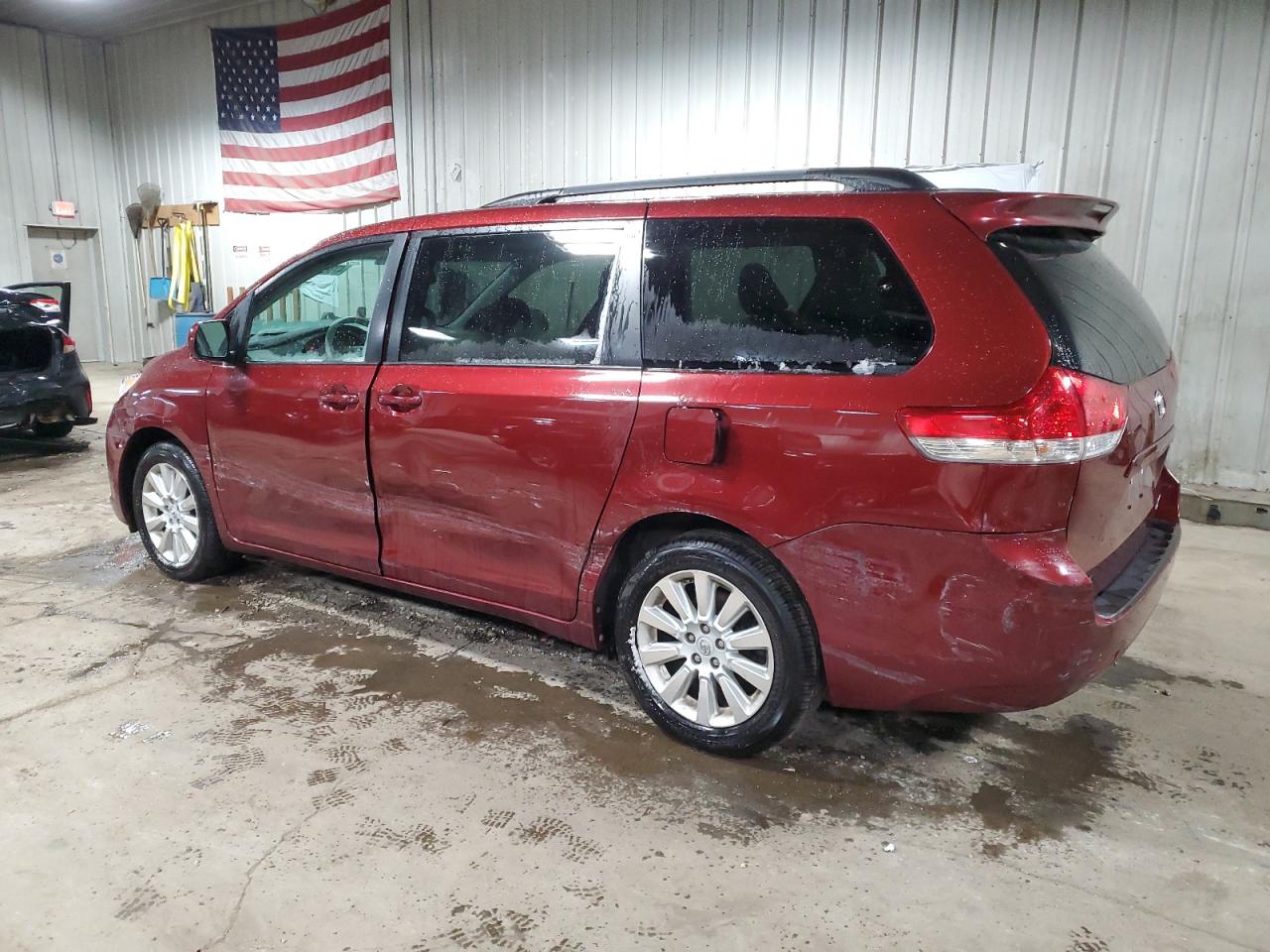 2013 Toyota Sienna - Image 2
