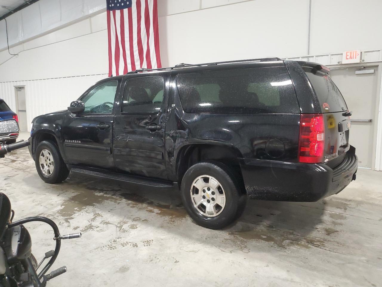 2014 Chevrolet Suburban - Image 2