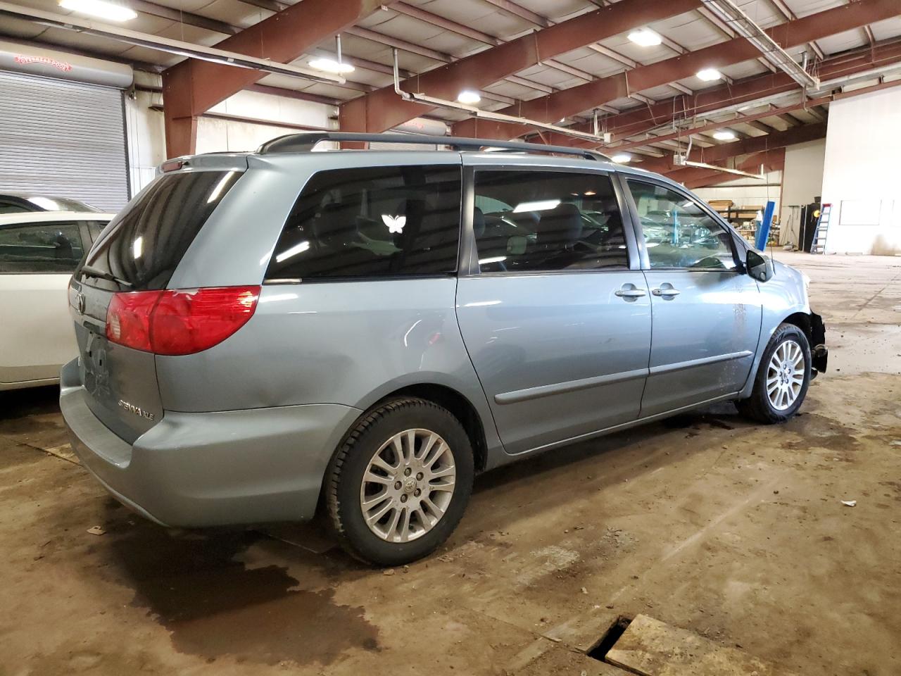 2010 Toyota Sienna - Image 3
