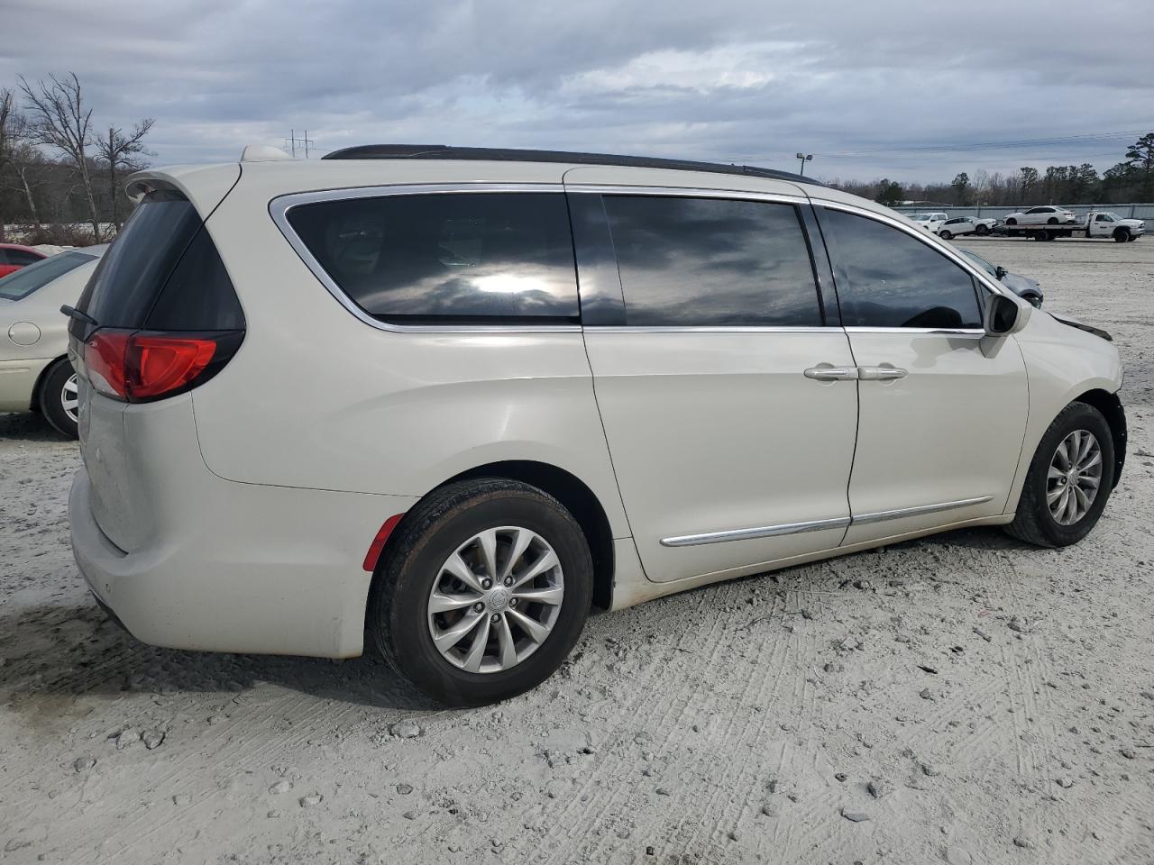 2017 Chrysler Pacifica - Image 3