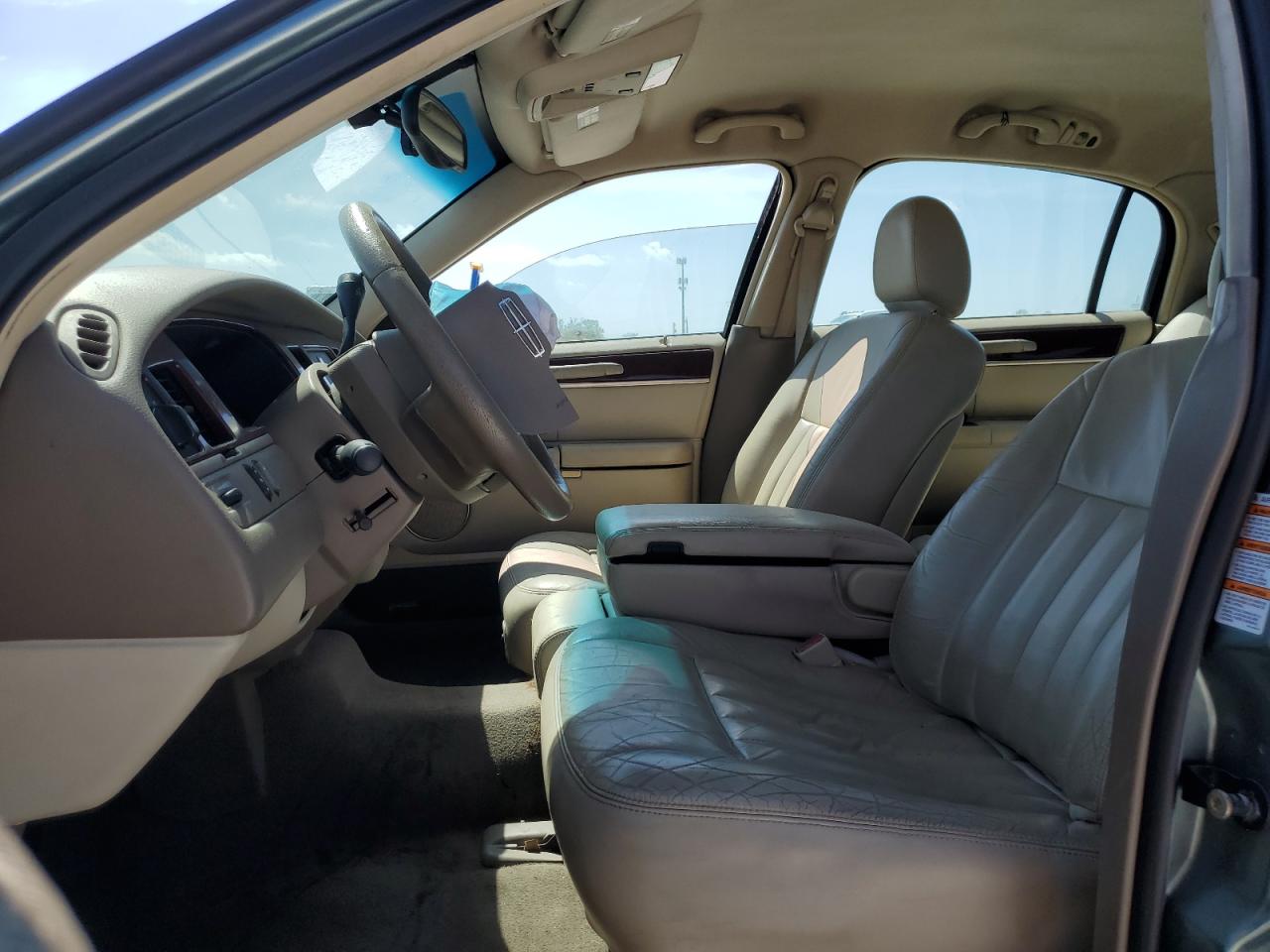 2005 Lincoln Town Car - Image 7