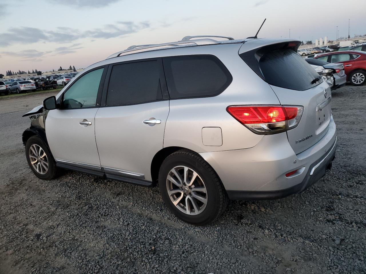 2013 Nissan Pathfinder - Image 2