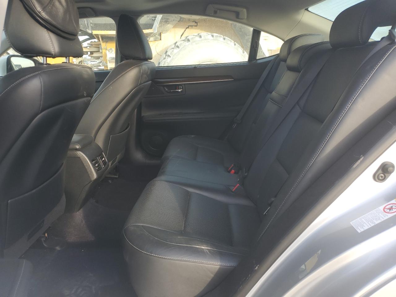 2015 Lexus ES - Image 10