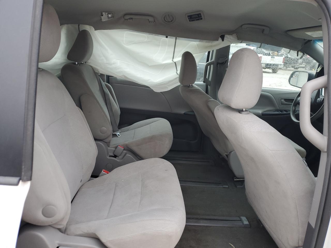 2017 Toyota Sienna - Image 12