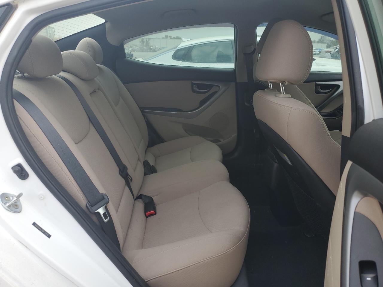 2016 Hyundai Elantra - Image 10