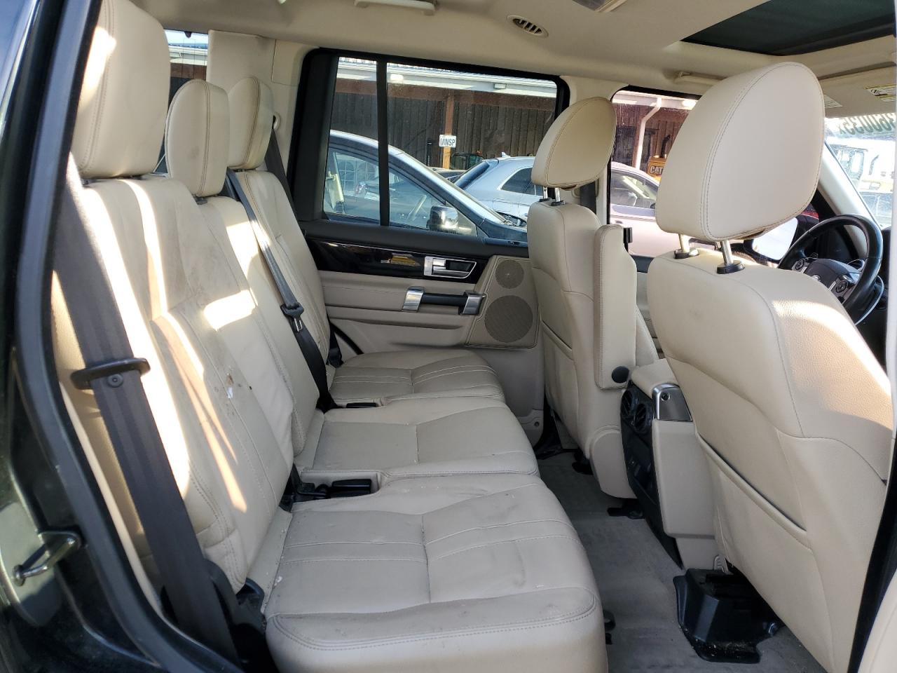 2016 Land Rover LR4 - Image 10