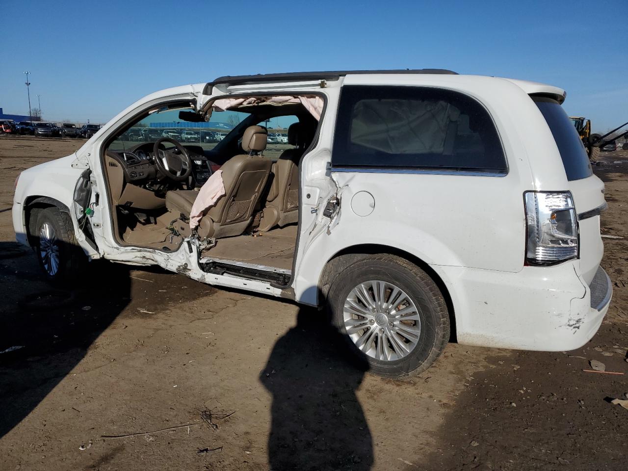 2015 Chrysler Town & Country - Image 2