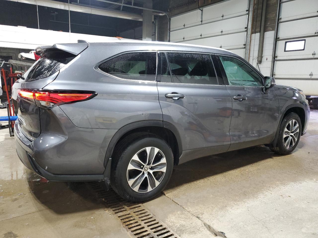 2022 Toyota Highlander - Image 3