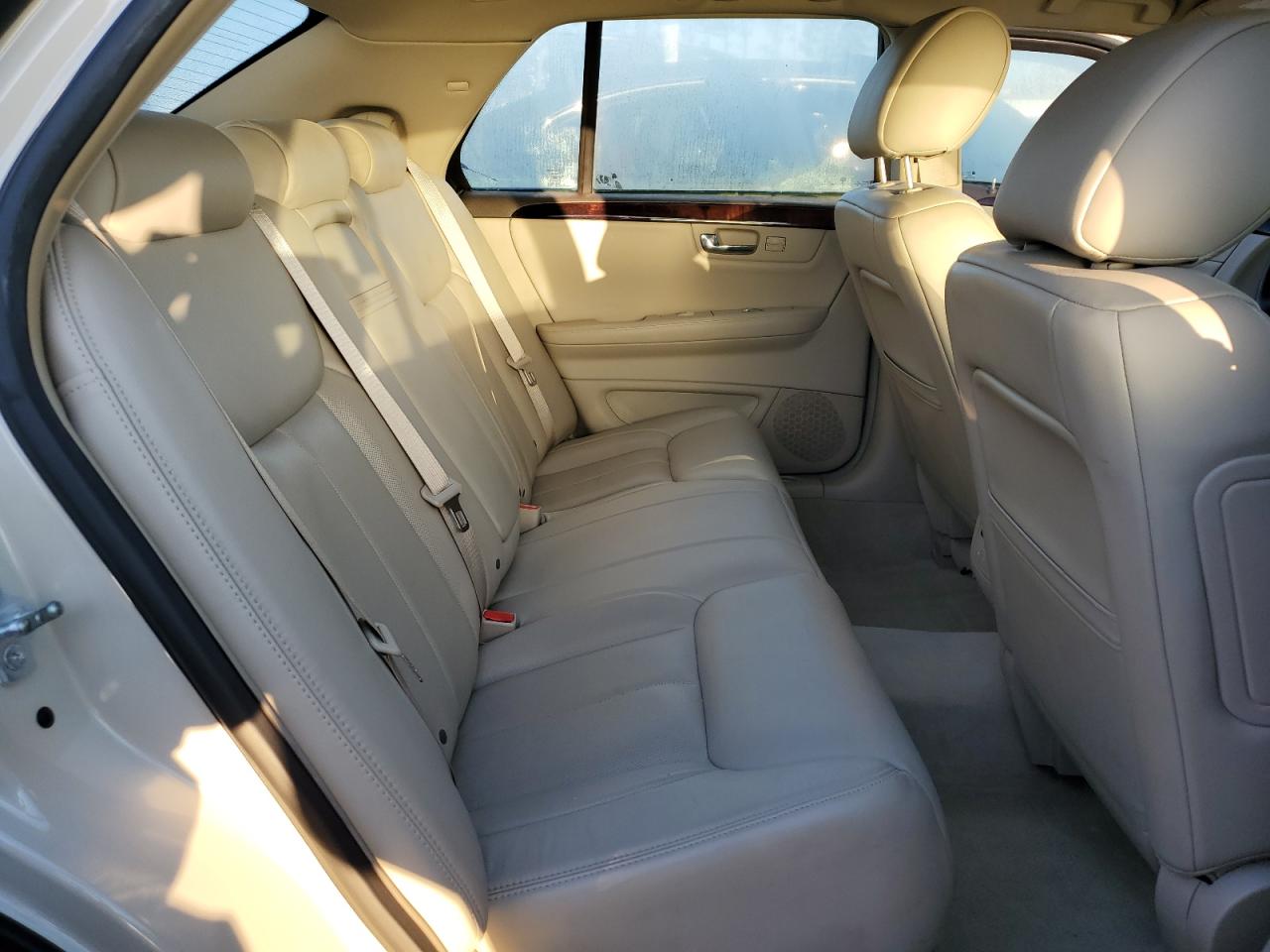 2010 Cadillac DTS - Image 10