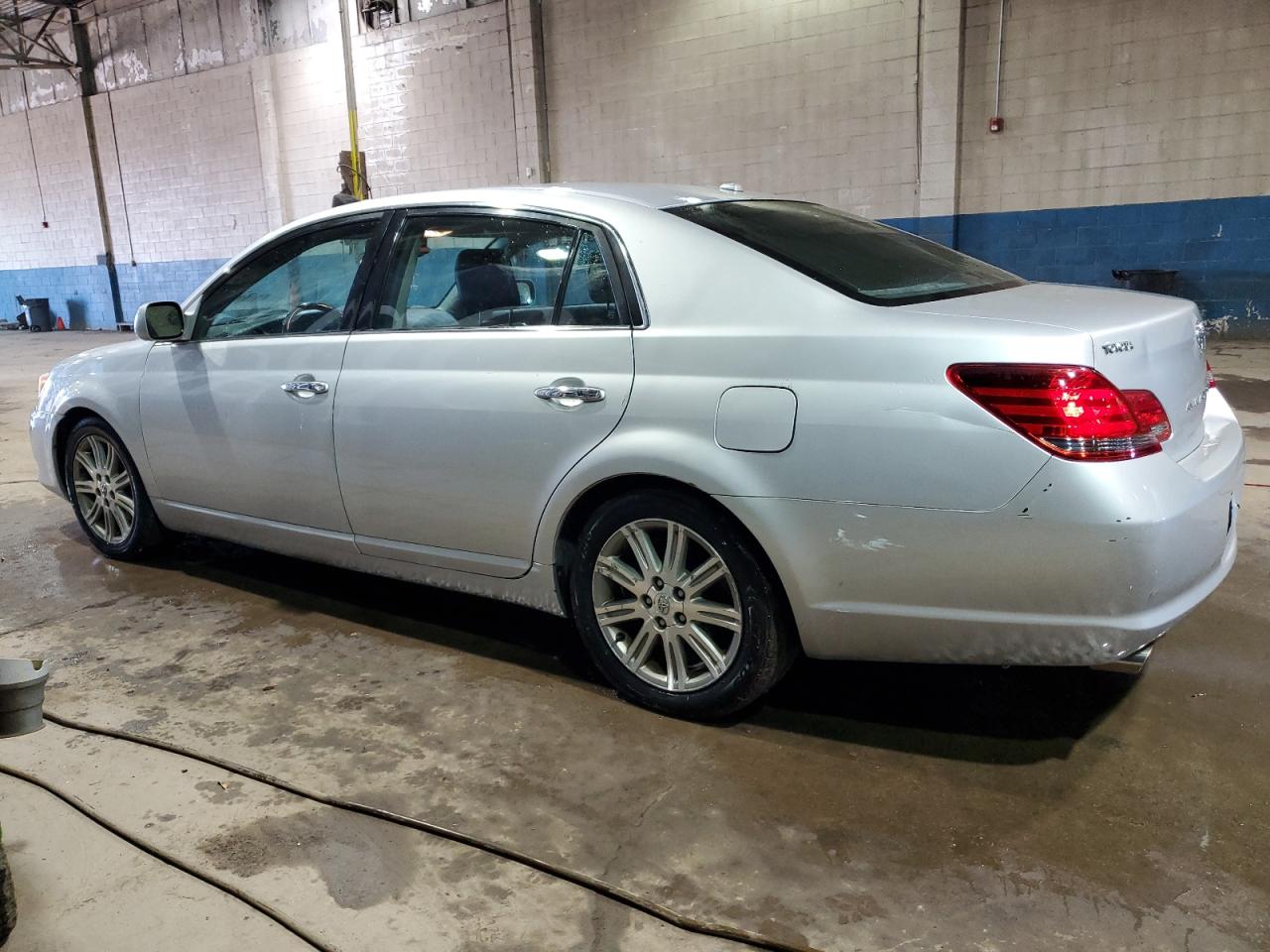 2009 Toyota Avalon - Image 2