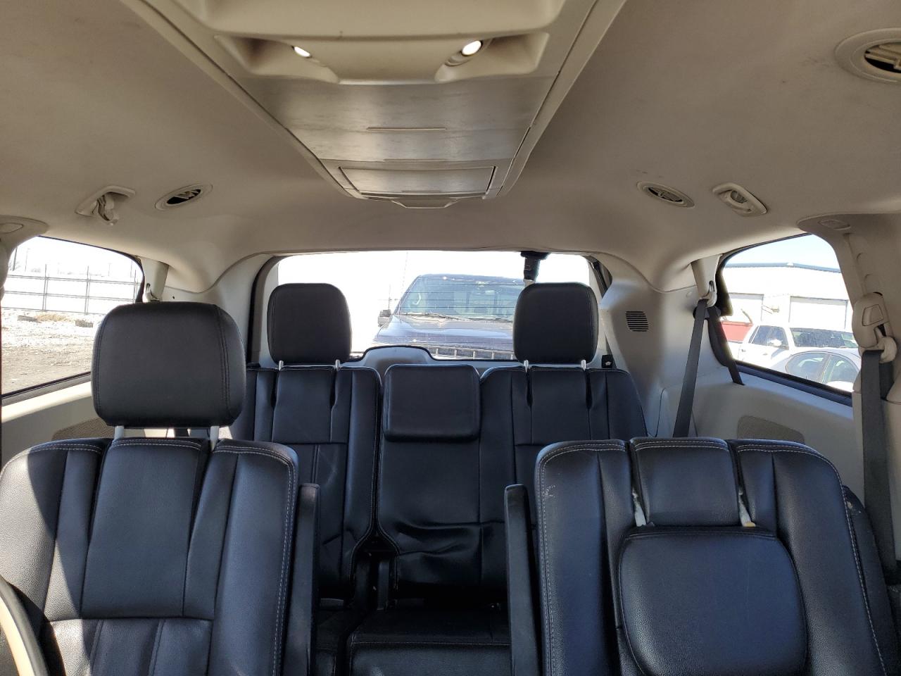 2015 Chrysler Town & Country - Image 10