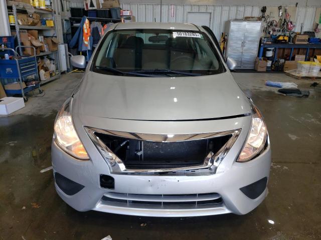  NISSAN VERSA 2017 Srebrny